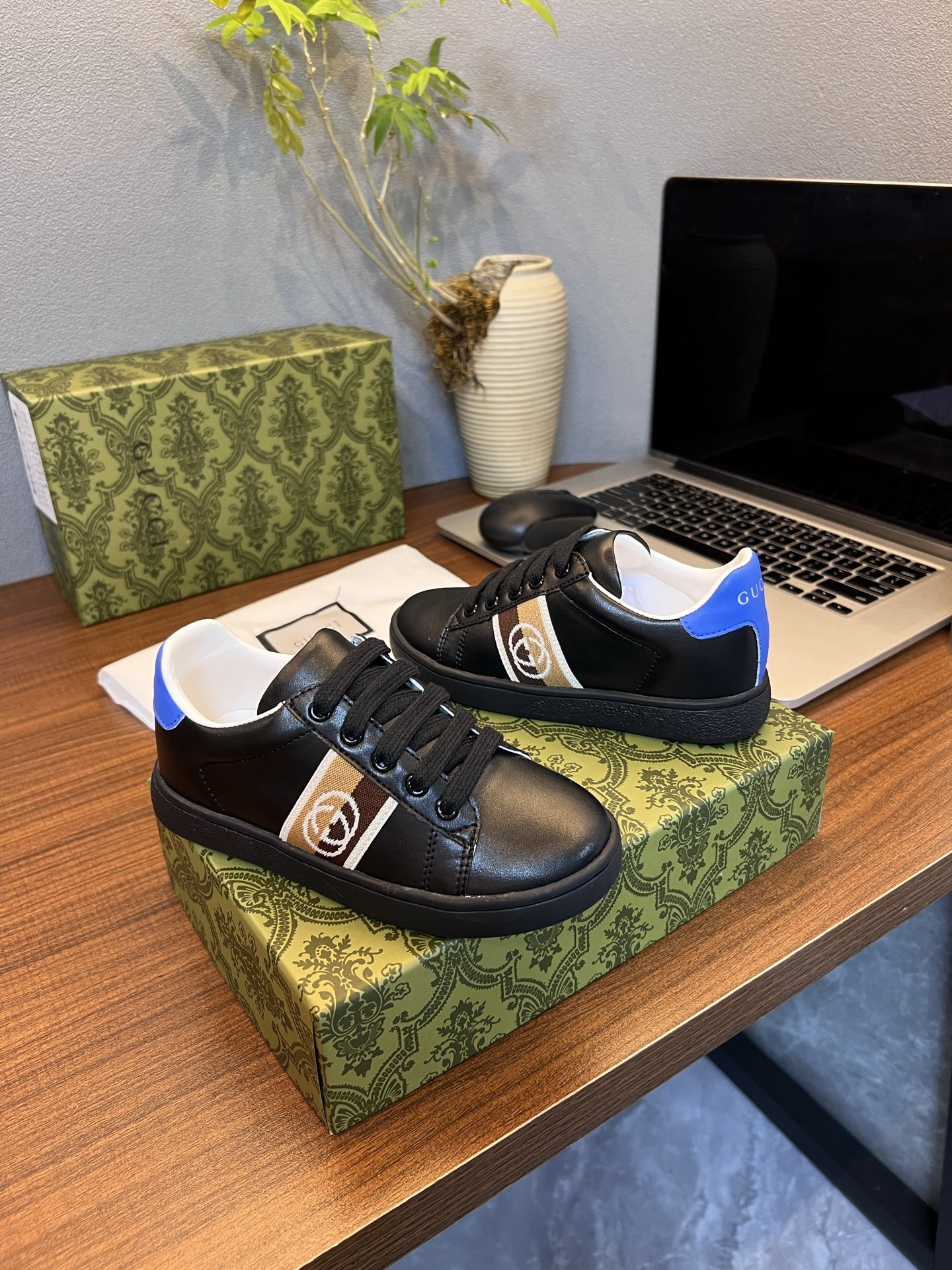 Children's shoes child